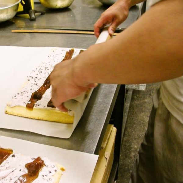 超ふわふわスフレ生地で巻いた　ここだけのコーヒーわらび餅入りロールケーキ　冷凍便でお届け